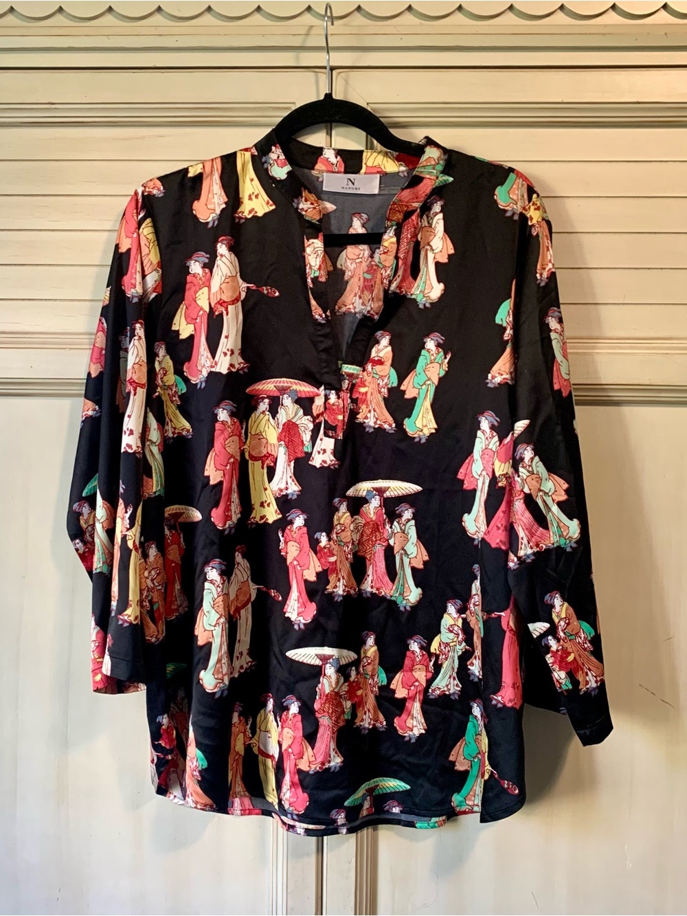 Natori Geisha Asian Print Silky V Neck Blouse